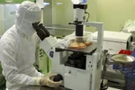 Quy trình sản xuất và kiểm định chất lượng vắcxin. (Ảnh: Dương Ngọc/TTXVN)