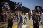Người dân Cuba chờ viếng cố Lãnh tụ Cuba Fidel Castro tại Quảng trường Cách mạng ở thủ đô La Habana. (Nguồn: AP/TTXVN)