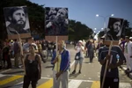 Người dân Cuba chờ viếng cố Lãnh tụ Cuba Fidel Castro tại Quảng trường Cách mạng ở thủ đô La Habana. (Nguồn: AP/TTXVN)