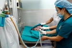 Chăm sóc cho trẻ sơ sinh tại một bệnh viện. (Ảnh: Dương Ngọc/TTXVN)