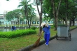 Dọn dẹp vệ sinh, nâng cao ý thức bảo vệ môi trường cho người dân. (Ảnh: Minh Đức/TTXVN)