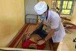 Khám chữa bệnh cho người dân ở trạm y tế tại tỉnh Yên Bái. (Ảnh: PV/Vietnam+)