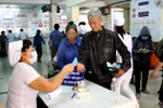 Người dân làm thủ tục khám chữa bệnh. (Ảnh: TTXVN/Vietnam+)