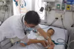 Điều trị cho trẻ mắc bệnh tay chân miệng tại Bệnh viện Bệnh Nhiệt đới Thành phố Hồ Chí Minh. (Ảnh: TTXVN/Vietnam+)