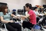 Nhân viên của Công ty tham gia hiến máu tại chương trình. (Ảnh: PV/Vietnam+)