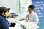 Cấp thuốc ARV từ nguồn bảo hiểm y tế cho bệnh nhân điều trị HIV ở Hà Nội. (Ảnh: Dương Ngọc/TTXVN)