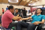 Hoạt động hiến máu tại Ngày hội Giọt hồng tri ân. (Ảnh: Nguyễn Cúc/TTXVN)