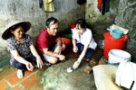 Hướng dẫn người dân vệ sinh nguồn nước phòng chống dịch bệnh. (Ảnh: TTXVN/Vietnam+)