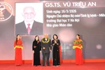 Phó Chủ tịch nước Đặng Thị Ngọc Thịnh đã trao danh hiệu “trí thức tiêu biểu” cho giáo sư Vũ Triệu An. (Ảnh: PV/Vietnam+) 