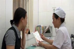 Nhân viên y tế hướng dẫn tư vấn dự phòng lây truyền HIV từ mẹ sang con. (Ảnh: Diệp Anh/TTXVN)