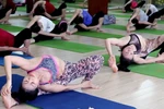 Tập Yoga không đúng cách dễ dẫn tới chấn thương. (Ảnh: Doãn Đức/Vietnam+)