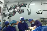 Các bác sỹ thực hiện ca phẫu thuật cho bệnh nhân tại Bệnh viện Hữu nghị Việt Đức. (Ảnh: PV/Vietnam+)