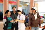 Nhân viên y tế hướng dẫn người dân khám chữa bệnh. (Ảnh: TTXVN/Vietnam+)