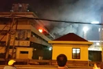 Lửa bốc lên từ khu vực Khoa Khám bệnh, Bệnh viện Bạch Mai. (Nguồn: Otofun.net)