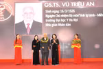 Phó Chủ tịch nước Đặng Thị Ngọc Thịnh đã trao danh hiệu “trí thức tiêu biểu” cho giáo sư Vũ Triệu An. (Ảnh: PV/Vietnam+) 