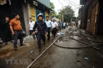 Lãnh đạo thành phố Hà Nội tới hiện trường vụ hỏa hoạn. (Ảnh: TTXVN)