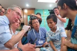 Chuyên gia thăm khám cho trường hợp bệnh nhân bị dị tật hàm mặt. (Ảnh: PV/Vietnam+)