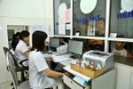 Bộ phận tiếp nhận dữ liệu của bệnh nhân thẻ bảo hiểm y tế. (Ảnh: TTXVN/Vietnam+)