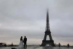  Một cặp đôi chụp ảnh cưới tại khu vực Tháp Eiffel ở Paris. (Ảnh: AFP/TTXVN)