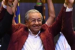 Cựu Thủ tướng Mahathir Mohamad mừng chiến thắng trong cuộc bầu cử Hạ viện Malaysia, tại Kuala Lumpur ngày 10/5. (Ảnh: AFP/TTXVN)