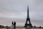 Một cặp đôi chụp ảnh cưới tại khu vực Tháp Eiffel ở Paris. (Ảnh: AFP/TTXVN)