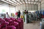 Công an tỉnh Tây Ninh kiểm tra kho chứa bình đựng gas của Công ty Trách nhiệm hữu hạn Sản xuất-Thương Mại Thái Dương. (Ảnh: Lê Đức Hoảnh/TTXVN)
