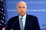 Thượng Nghị sỹ John McCain trong cuộc họp báo tại Đại sứ quán Mỹ ở Sarajevo tháng 4/2017. (Ảnh: AFP/TTXVN)