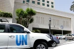 Đoàn xe của Liên hợp quốc rời khách sạn nơi các thanh sát viên OPCW lưu trú tại Damascus, Syria ngày 18/4 vừa qua. (Ảnh: AFP/TTXVN)