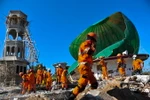 Lực lượng cứu hộ tìm kiếm nạn nhân sau trận động đất ở đảo Lombok của Indonesia ngày 7/8. (Ảnh: THX/TTXVN)