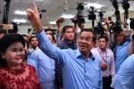 Thủ tướng Campuchia Samdech Techo Hun Sen (giữa) bỏ phiếu tại điểm bầu cử ở Phnom Penh ngày 29/7. (Ảnh: AFP/TTXVN)