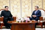 Nhà lãnh đạo Triều Tiên Kim Jong-un (trái) và Tổng thống Hàn Quốc Moon Jae-in tại cuộc gặp ở Panmunjom ngày 27/4 vừa qua. (Ảnh: Yonhap/TTXVN)