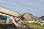 Ngày 24/5 vừa qua, đoàn tàu khách SE19 va chạm với ôtô tải chở đá tại khu gian Khoa Trường, Trường Lâm, tỉnh Thanh Hóa khiến 6 toa xe bị đổ lật, làm 2 chết, 14 người bị thương. (Ảnh: TTXVN phát)