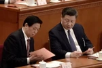 Ủy viên trưởng Ủy ban thường vụ Đại hội Đại biểu nhân dân toàn quốc Trung Quốc Lật Chiến Thư (trái) và Chủ tịch Trung Quốc Tập Cận Bình. (Ảnh: AFP/TTXVN)