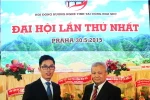 Hoàng Diệu Hưng nhận phần thưởng của Hội Đồng hương Nghệ Tĩnh (Ảnh: Quang Vinh/Vietnam+)