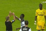 [Video] Cầu thủ ở Ligue 1 tìm cách "đánh cắp" thẻ đỏ của trọng tài