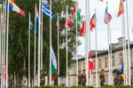 Lễ kéo cờ các thành viên NATO. (Nguồn: NATO CCDCOE)