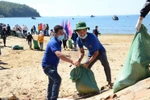 Đoàn viên thanh niên ra quân làm sạch biển. (Ảnh: Đinh Hương/TTXVN)
