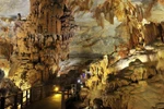 Động Thiên Đường cao hơn 100m, bề rộng hơn 200m, chiều dài ước tính 31km, nhưng hiện nay mới chỉ khai thác được hơn 1km phục vụ du khách. Ảnh: Minh Đức - TTXVN 