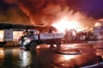 Lực lượng chức năng nỗ lực khống chế đám cháy. (Ảnh: Văn Đức/TTXVN)