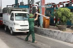Tài xế tự nhấc barie để đi tại Trạm thu phí BOT cầu Tân Đệ. (Ảnh: Thế Duyệt/TTXVN)