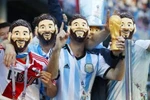 Cổ động viên Argentina đeo mặt nạ Lionel Messi cổ vũ cho đội nhà tại Nizhny Novgorod, Nga ngày 21/6. (Ảnh: Kyodo/TTXVN)