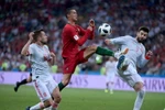 Cầu thủ Cristiano Ronaldo (giữa) đội tuyển Bồ Đào Nha tả xung hữu đột trước các cầu thủ Tây Ban Nha. (Ảnh: THX/TTXVN)