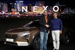 Phó Chủ tịch Hyundai Chung Eui-sun (phải) và Giám đốc dự án xe hơi tự lái Aurora Chris Urmson giới thiệu mẫu xe điện Nexo sử dụng pin nhiên liệu hydro thế hệ thứ 2 tại triển lãm CES ở Las Vegas, Mỹ ngày 8/1. (Nguồn: Yonhap/TTXVN)