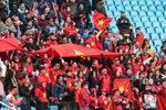 Các cổ động viên cuồng nhiệt tiếp lửa cho đội U23 Việt Nam trên sân vận động ở Thường Châu, tỉnh Giang Tô, Trung Quốc. (Nguồn: THX/TTXVN) 