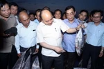 Thủ tướng Nguyễn Xuân Phúc thăm Cáng cá Cửa Việt. (Ảnh: Thống Nhất/TTXVN)
