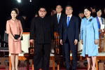 Nhà lãnh đạo Triều Tiên Kim Jong-un (thứ 2, trái) cùng phu nhân Ri Sol Ju (trái), Tổng thống Hàn Quốc Moon Jae-in (thứ 2, phải) cùng phu nhân Kim Jung-sook (phải) dự lễ bế mạc hội nghị tại làng đình chiến Panmunjom tối 27/4. (Nguồn: Yonhap/TTXVN)