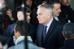 Ngoại trưởng Pháp Jean-Marc Ayrault rời khách sạn Mercure cạnh sân bay Charles de Gaule, nơi ông gặp gỡ thân nhân các hành khách trên máy bay MS804. (Nguồn: EPA/TTXVN)