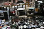 Khu vực để rác thải điện tử gần khu chợ ở Calcutta. (Nguồn: EPA/TTXVN)