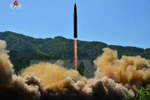 Vụ phóng thử tên lửa ICBM Hwasong-14 tại một địa điểm bí mật ở Triều Tiên ngày 4/7. (Nguồn: YONHAP/TTXVN)