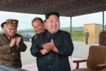 Nhà lãnh đạo Triều Tiên Kim Jong-un giám sát vụ phóng tên lửa Hwasong-12 tại một địa điểm bí mật. (Nguồn: AFP/TTXVN)